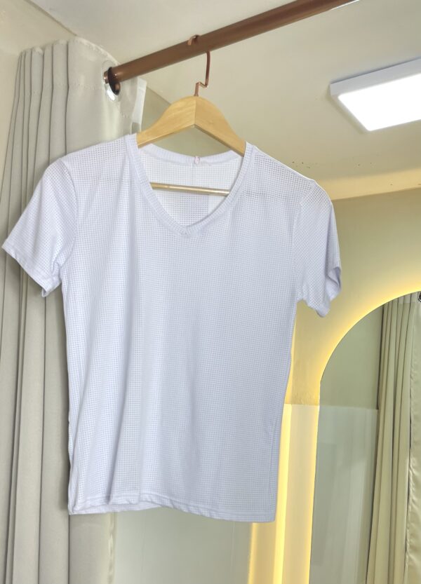 Blusa Fit Gola V - Image 2